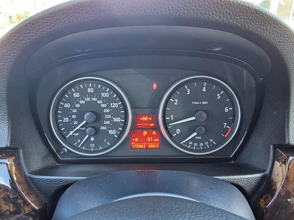 BMW 3 Series Vehicle Full-screen Gallery Image 19