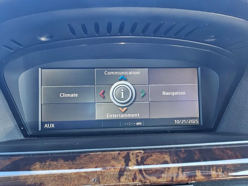 BMW 3 Series Vehicle Full-screen Gallery Image 20