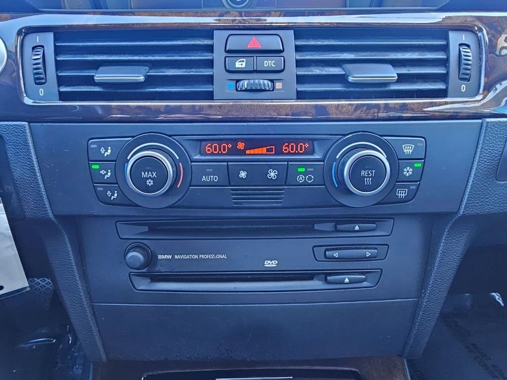 BMW 3 Series Vehicle Full-screen Gallery Image 21