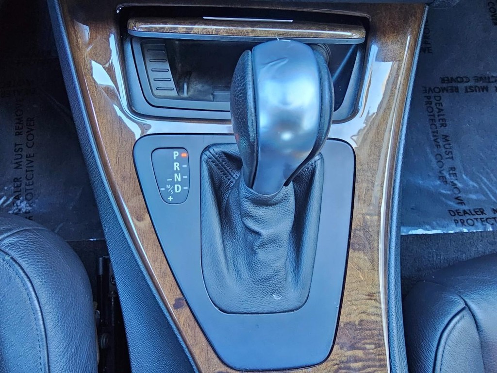 BMW 3 Series Vehicle Full-screen Gallery Image 22