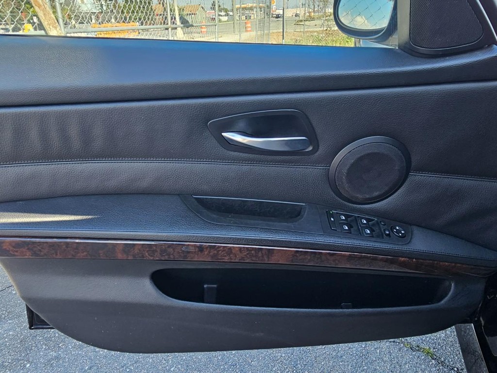 BMW 3 Series Vehicle Full-screen Gallery Image 23