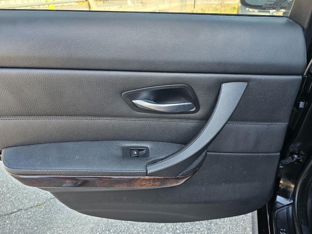 BMW 3 Series Vehicle Full-screen Gallery Image 25