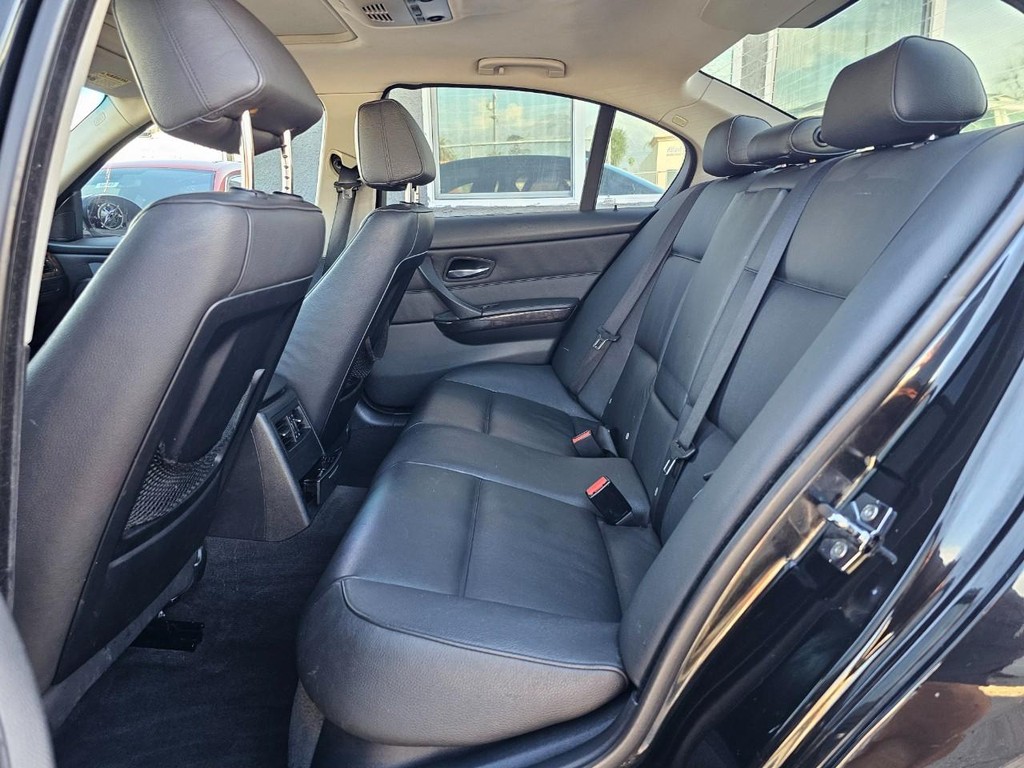 BMW 3 Series Vehicle Full-screen Gallery Image 26