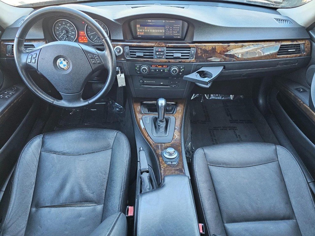 BMW 3 Series Vehicle Full-screen Gallery Image 27