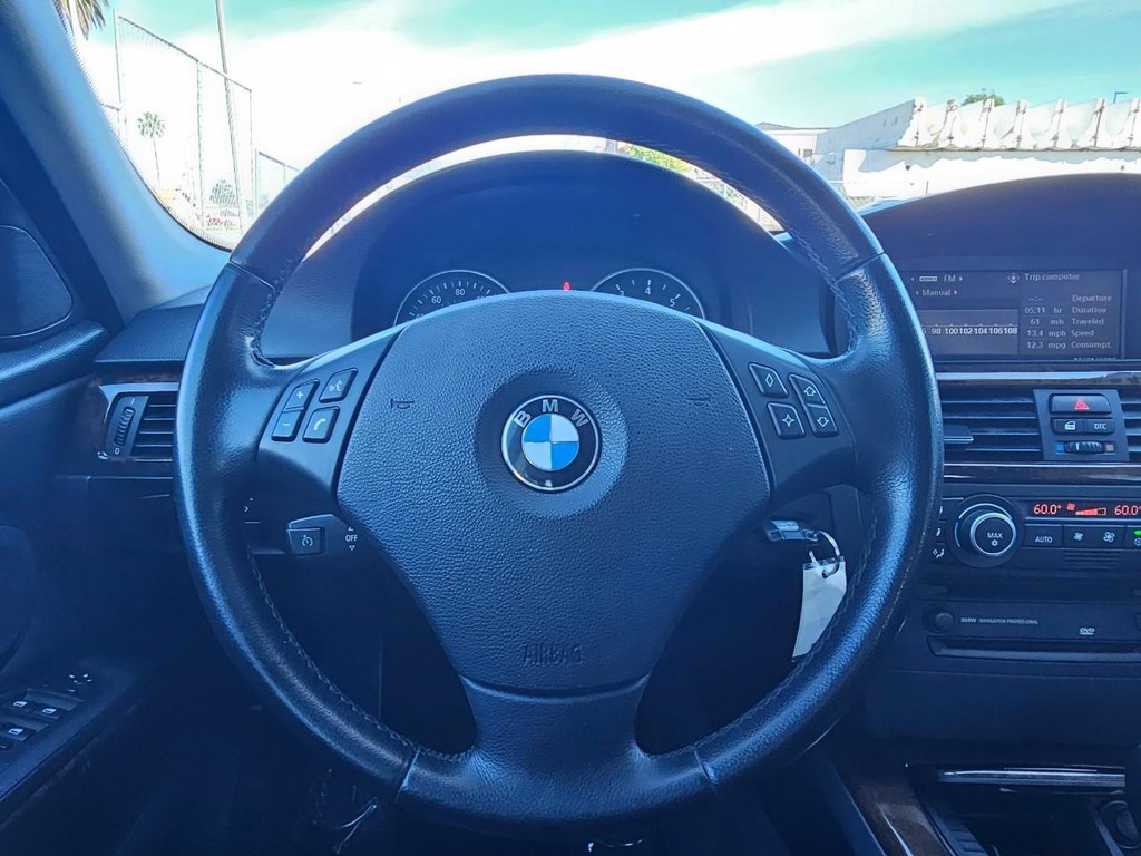 BMW 3 Series Vehicle Full-screen Gallery Image 29