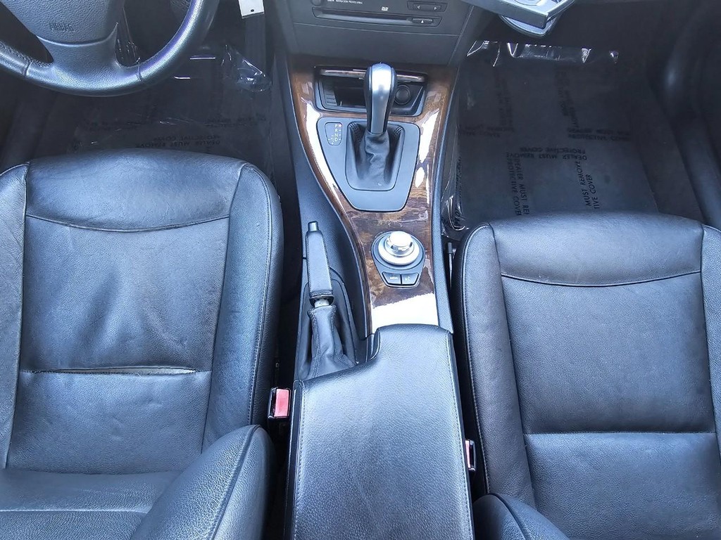 BMW 3 Series Vehicle Full-screen Gallery Image 32