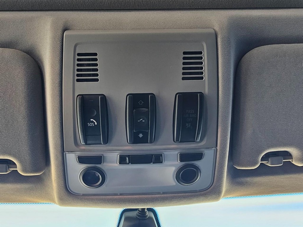 BMW 3 Series Vehicle Full-screen Gallery Image 34