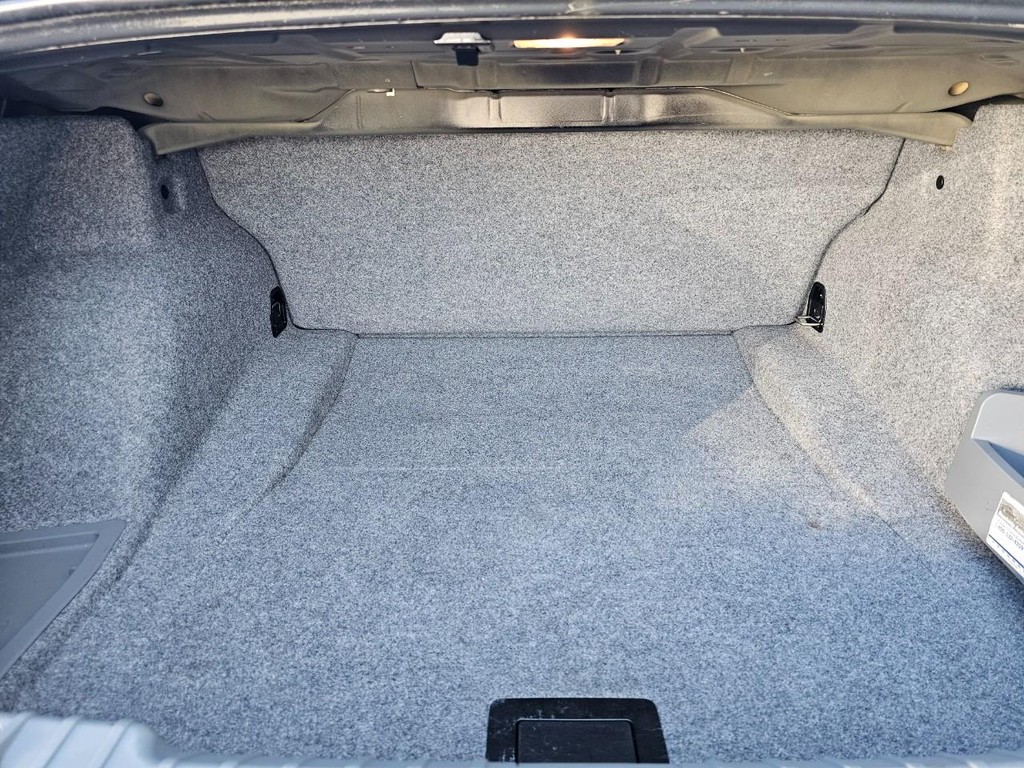 BMW 3 Series Vehicle Full-screen Gallery Image 35