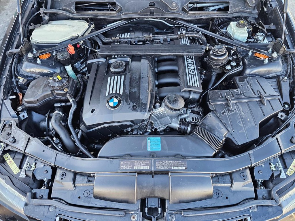 BMW 3 Series Vehicle Full-screen Gallery Image 36