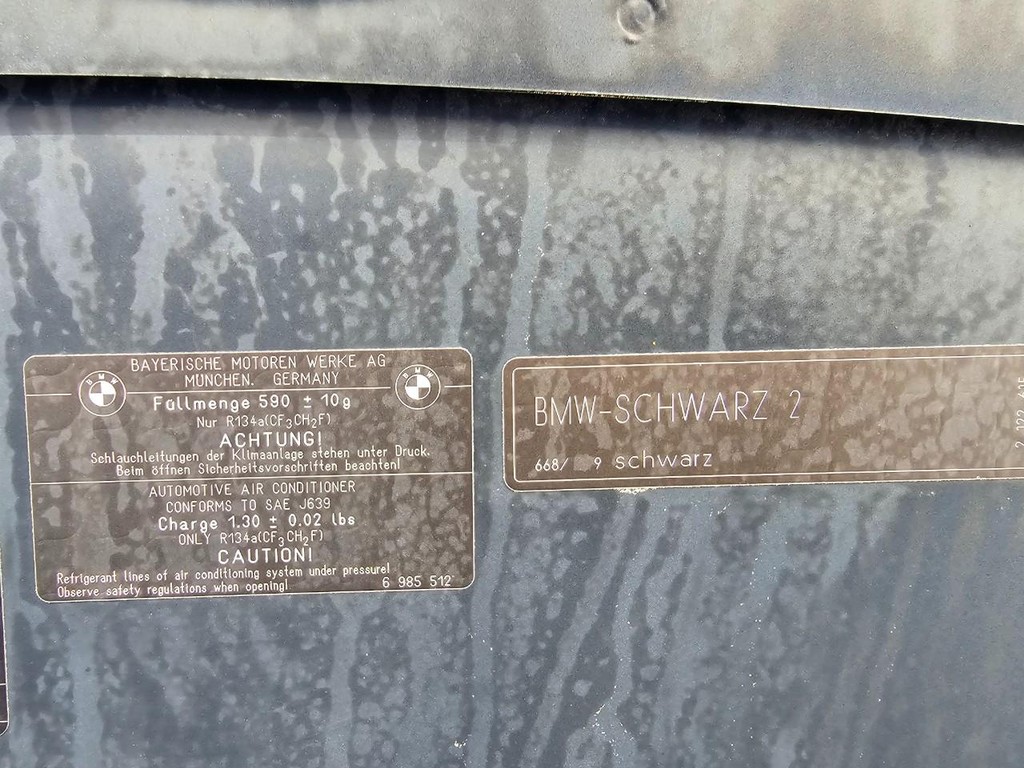 BMW 3 Series Vehicle Full-screen Gallery Image 38