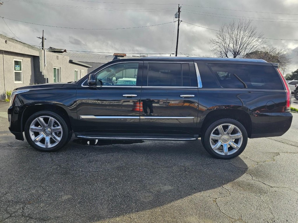 Cadillac Escalade ESV Vehicle Full-screen Gallery Image 03