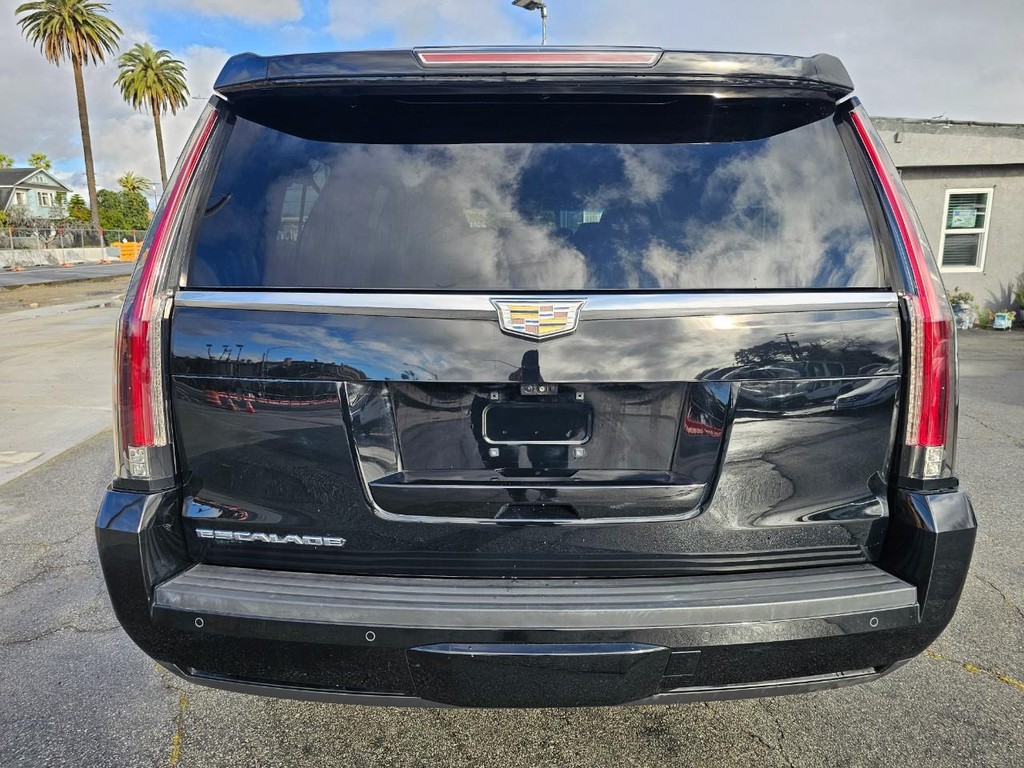 Cadillac Escalade ESV Vehicle Full-screen Gallery Image 05