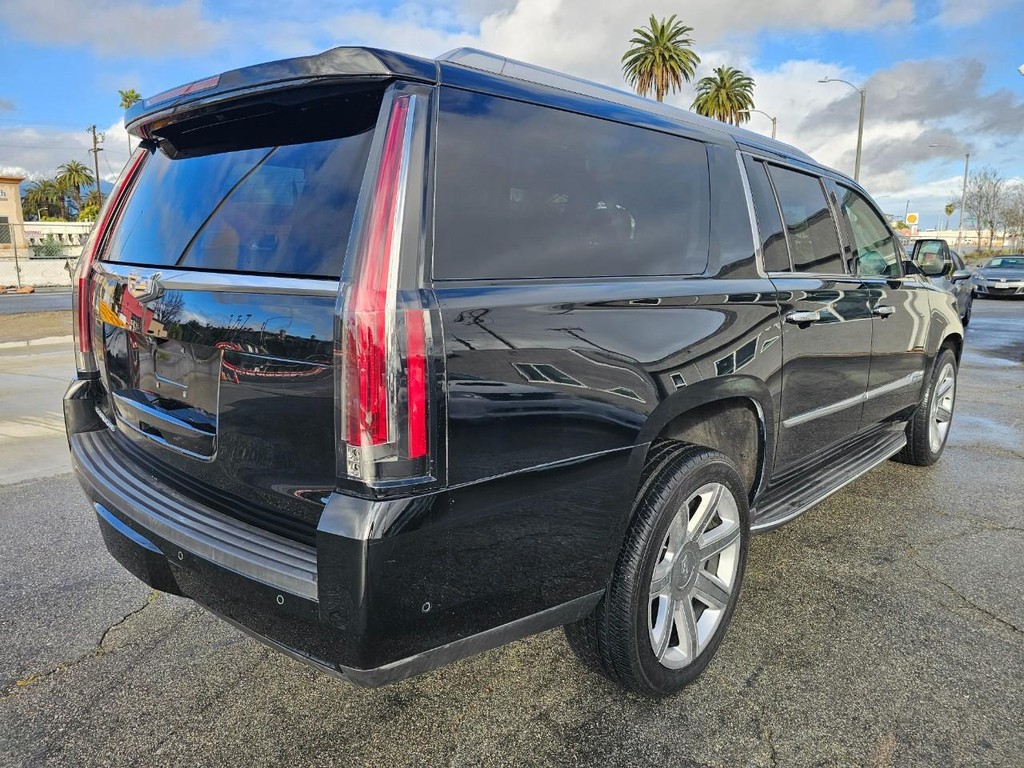 Cadillac Escalade ESV Vehicle Full-screen Gallery Image 06