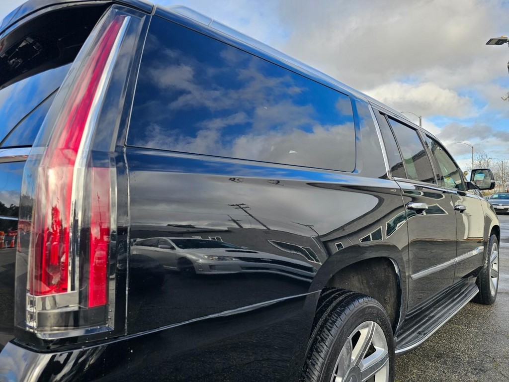 Cadillac Escalade ESV Vehicle Full-screen Gallery Image 13