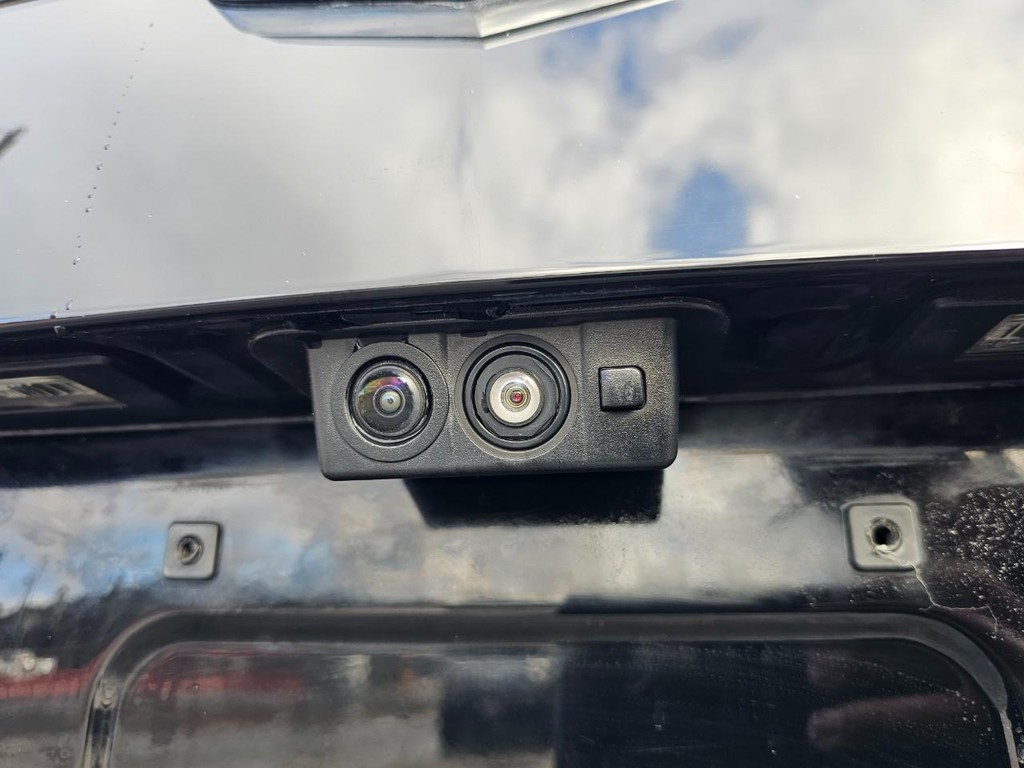 Cadillac Escalade ESV Vehicle Full-screen Gallery Image 14