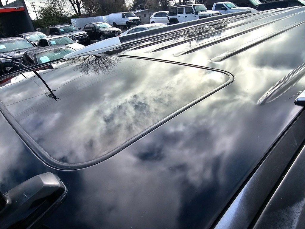 Cadillac Escalade ESV Vehicle Full-screen Gallery Image 17