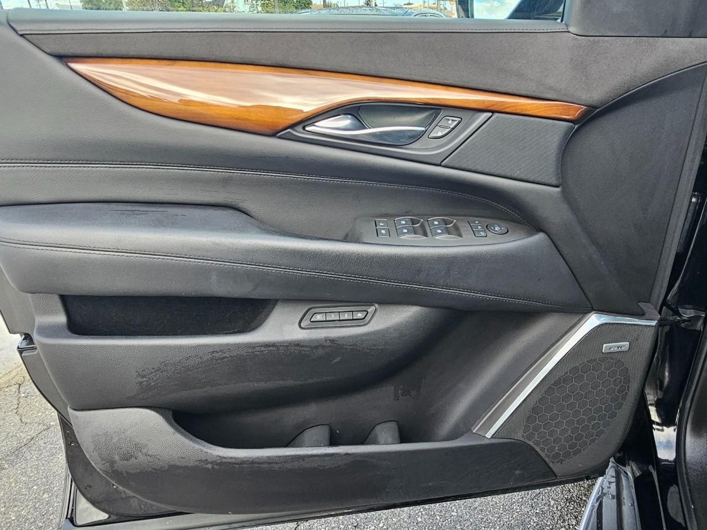 Cadillac Escalade ESV Vehicle Full-screen Gallery Image 18