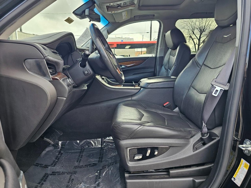 Cadillac Escalade ESV Vehicle Full-screen Gallery Image 19