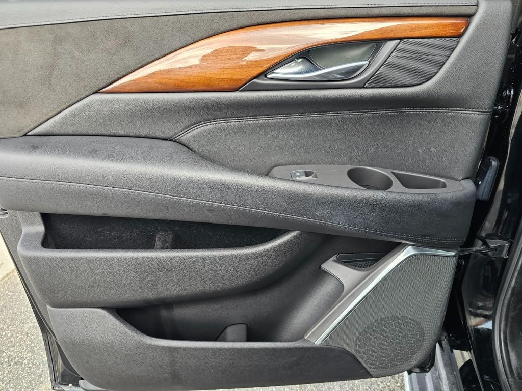 Cadillac Escalade ESV Vehicle Full-screen Gallery Image 27