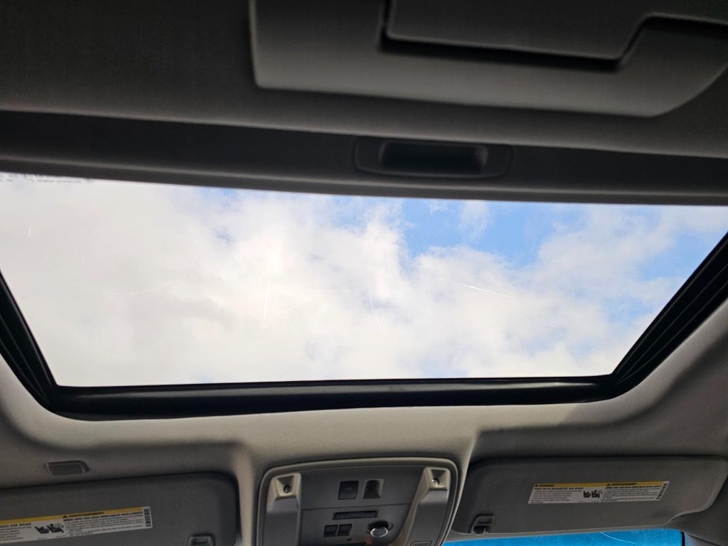 Cadillac Escalade ESV Vehicle Full-screen Gallery Image 32