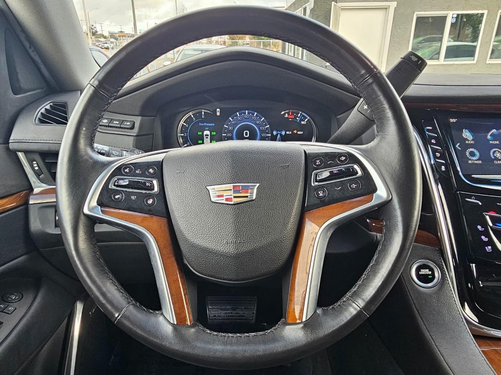 Cadillac Escalade ESV Vehicle Full-screen Gallery Image 34