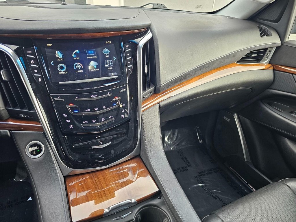 Cadillac Escalade ESV Vehicle Full-screen Gallery Image 36