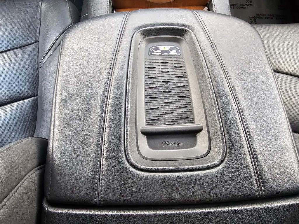 Cadillac Escalade ESV Vehicle Full-screen Gallery Image 39