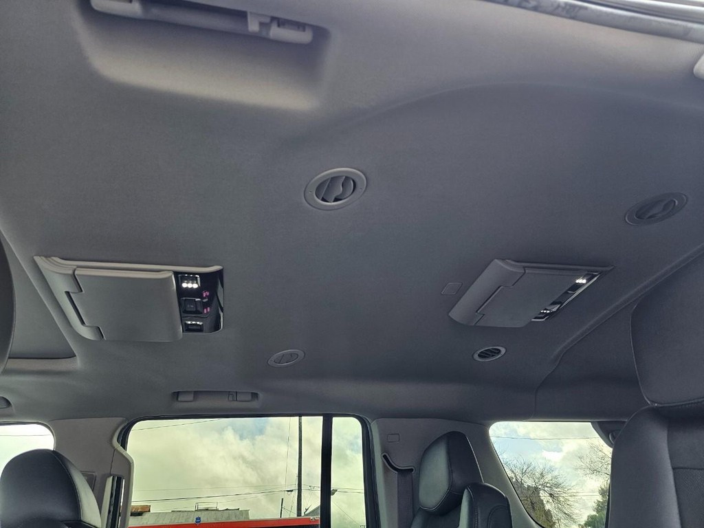 Cadillac Escalade ESV Vehicle Full-screen Gallery Image 40