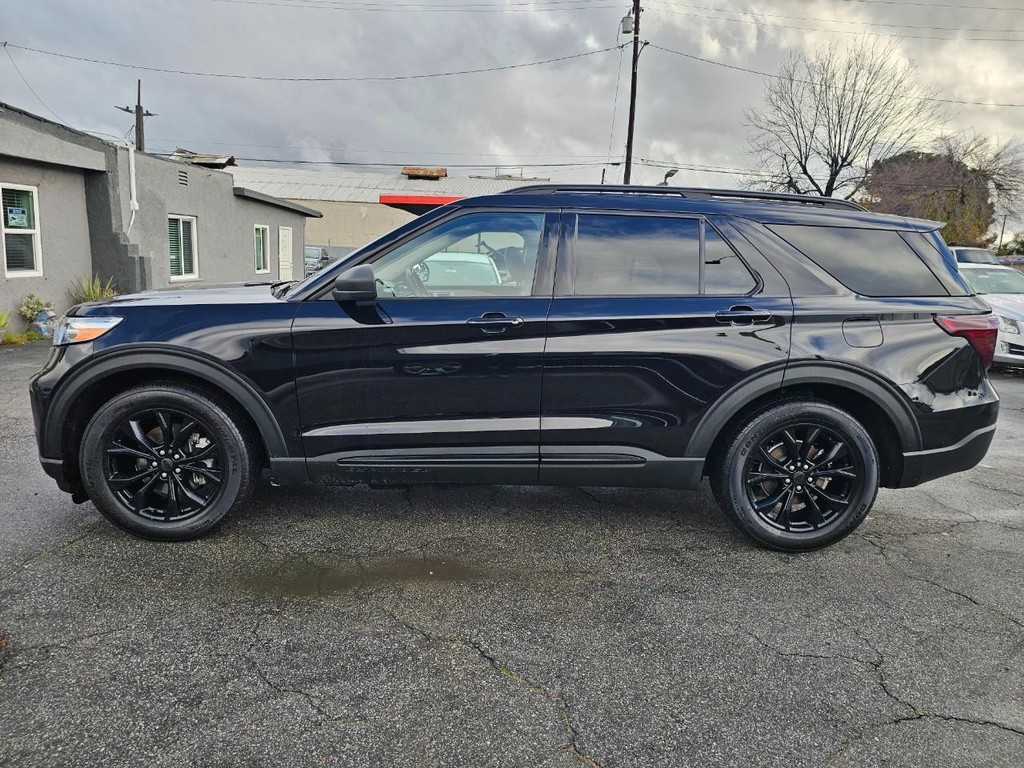 Ford Explorer Vehicle Full-screen Gallery Image 03