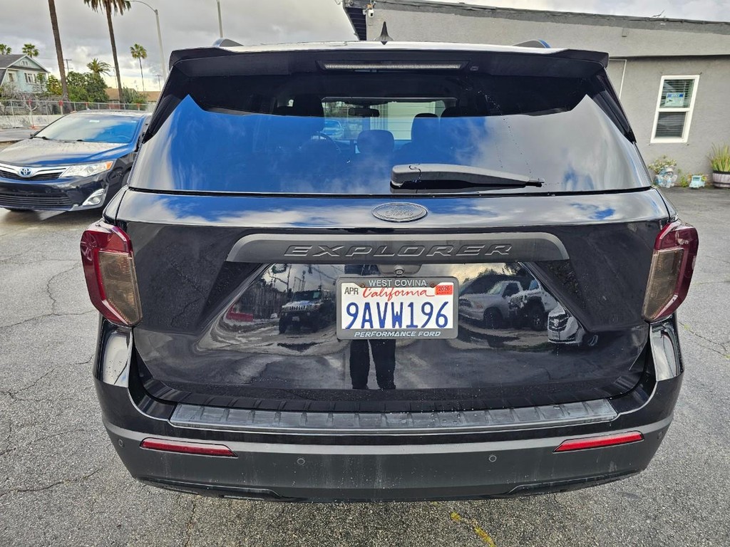 Ford Explorer Vehicle Full-screen Gallery Image 05