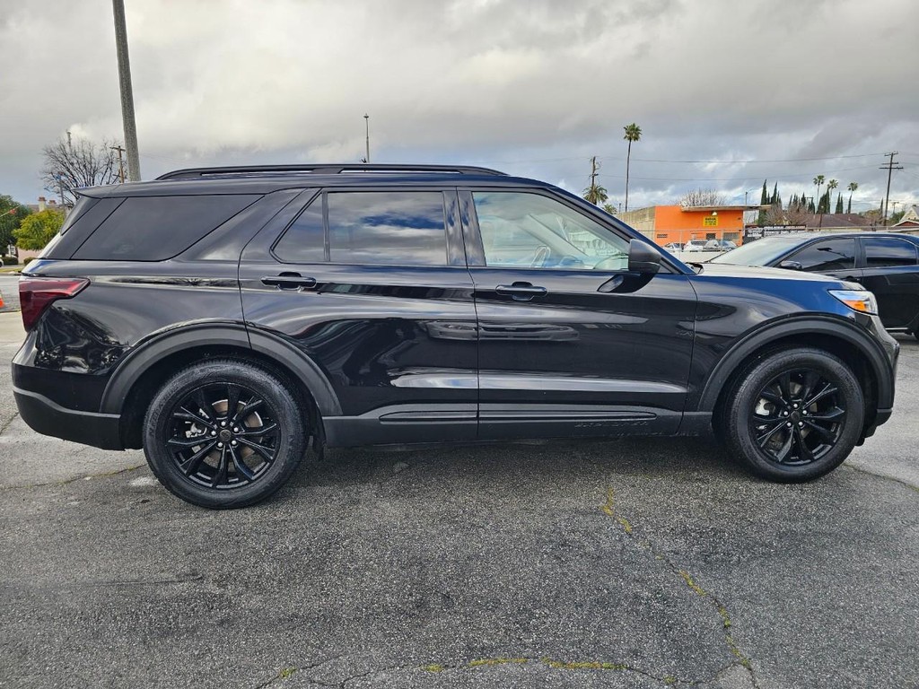 Ford Explorer Vehicle Full-screen Gallery Image 07