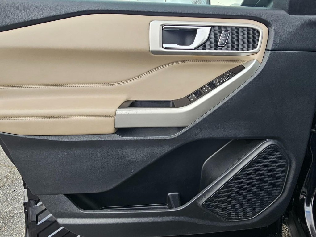 Ford Explorer Vehicle Full-screen Gallery Image 15