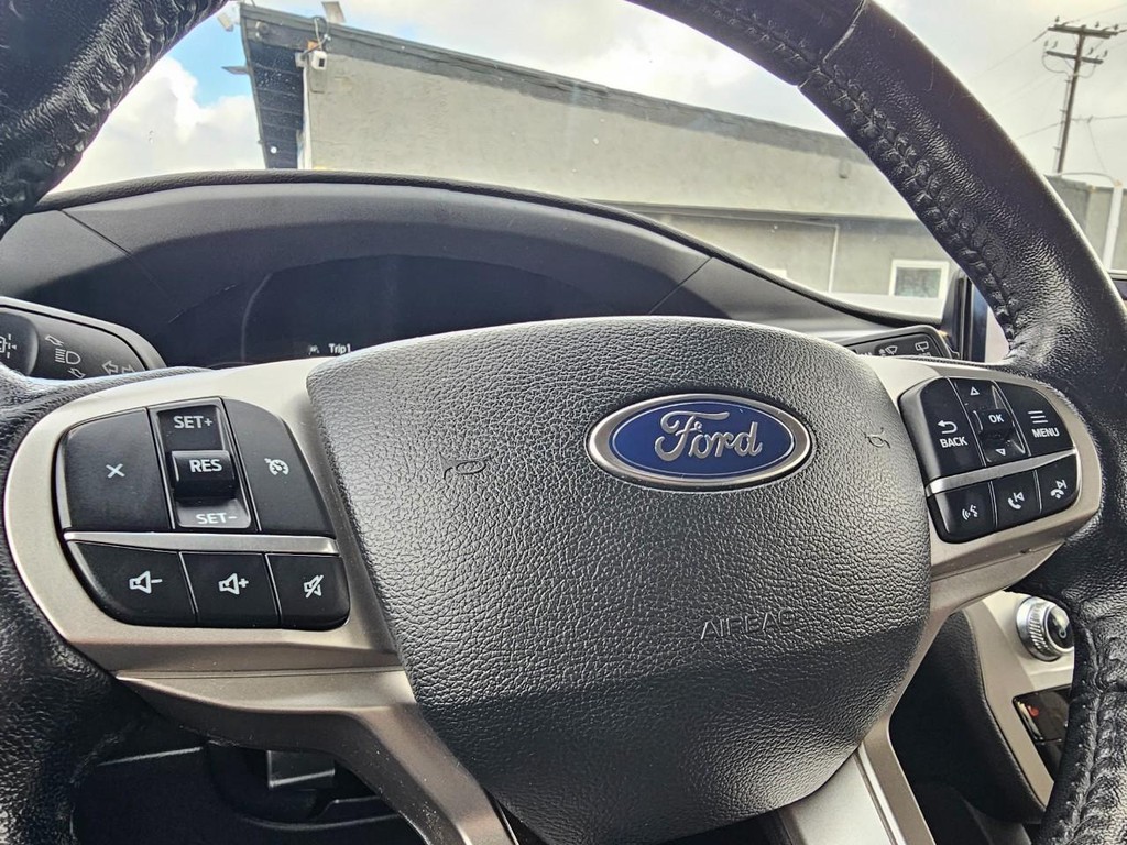 Ford Explorer Vehicle Full-screen Gallery Image 18