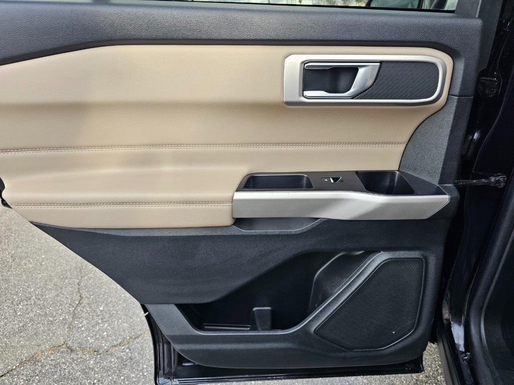 Ford Explorer Vehicle Full-screen Gallery Image 24