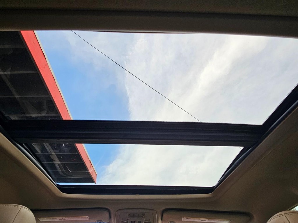 Cadillac CTS Wagon Vehicle Full-screen Gallery Image 36