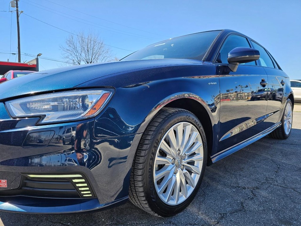 Audi A3 Sportback e-tron Vehicle Full-screen Gallery Image 11