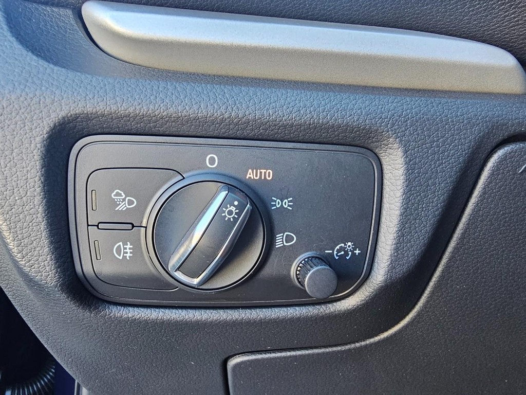 Audi A3 Sportback e-tron Vehicle Full-screen Gallery Image 21