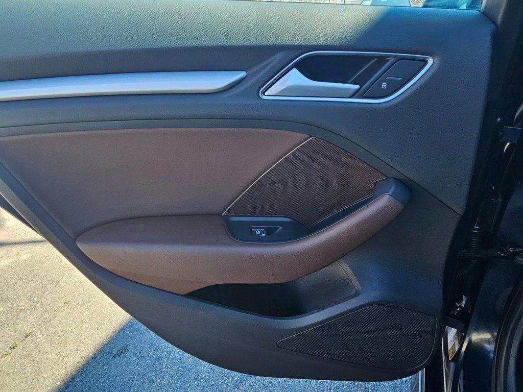 Audi A3 Sportback e-tron Vehicle Full-screen Gallery Image 28