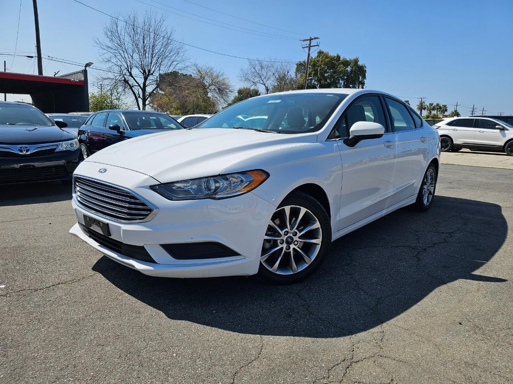 Ford Fusion Vehicle Full-screen Gallery Image 2