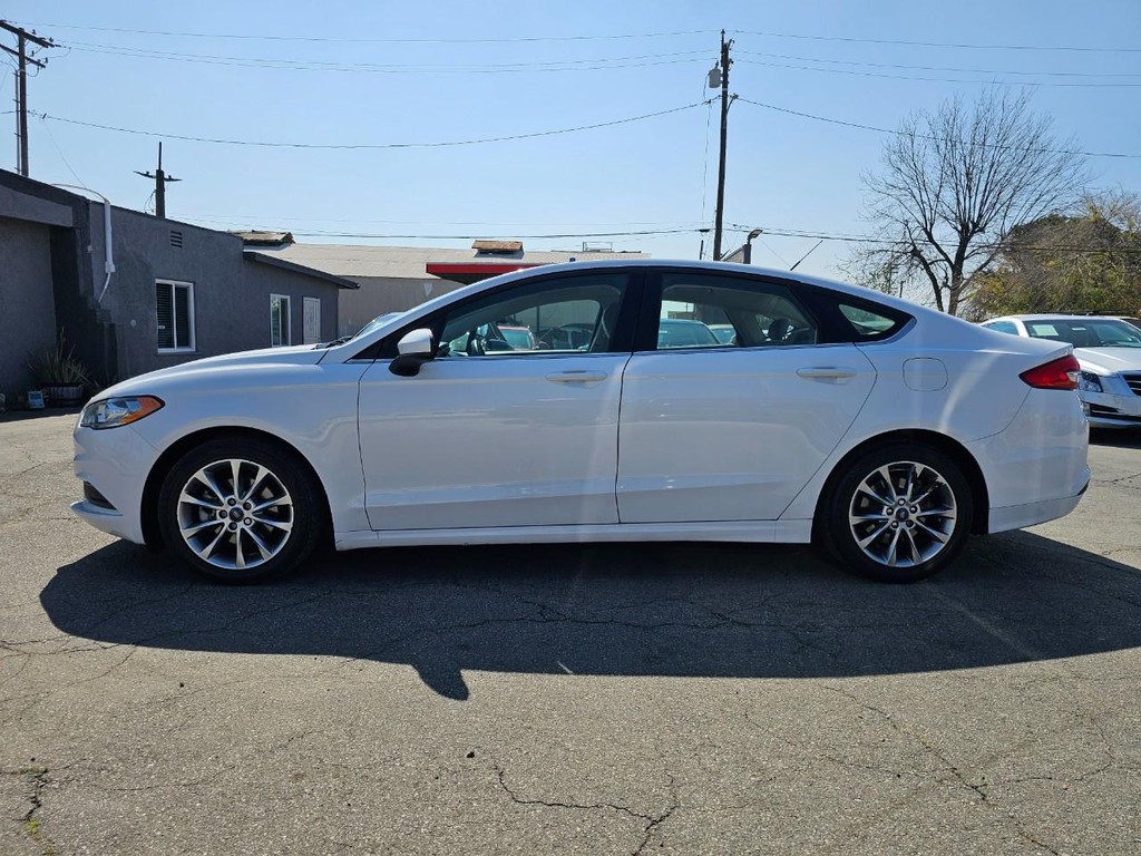 Ford Fusion Vehicle Full-screen Gallery Image 3