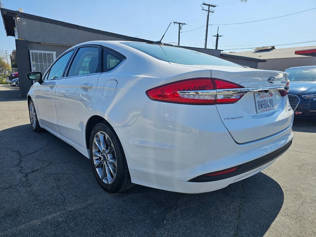 Ford Fusion Vehicle Full-screen Gallery Image 4