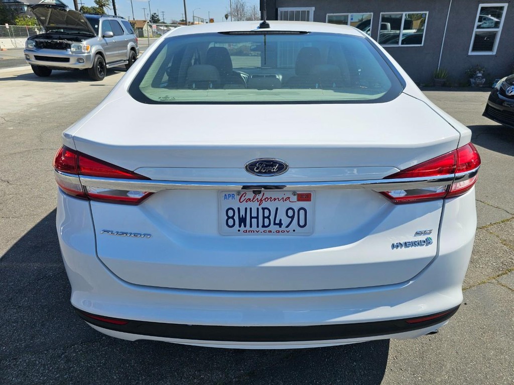 Ford Fusion Vehicle Full-screen Gallery Image 5