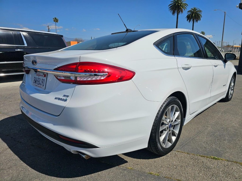 Ford Fusion Vehicle Full-screen Gallery Image 6