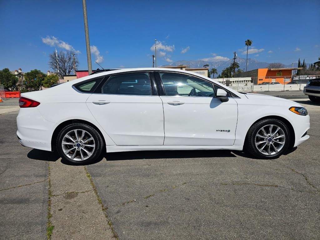 Ford Fusion Vehicle Full-screen Gallery Image 7