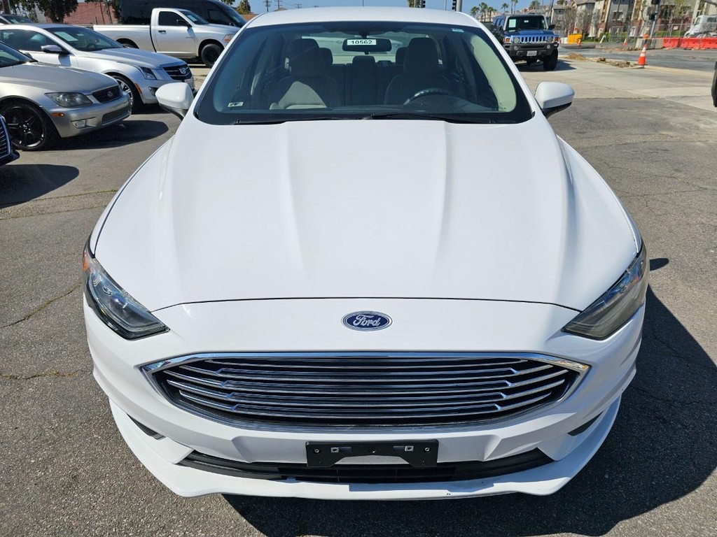 Ford Fusion Vehicle Full-screen Gallery Image 9