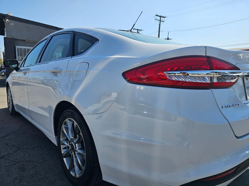 Ford Fusion Vehicle Full-screen Gallery Image 12