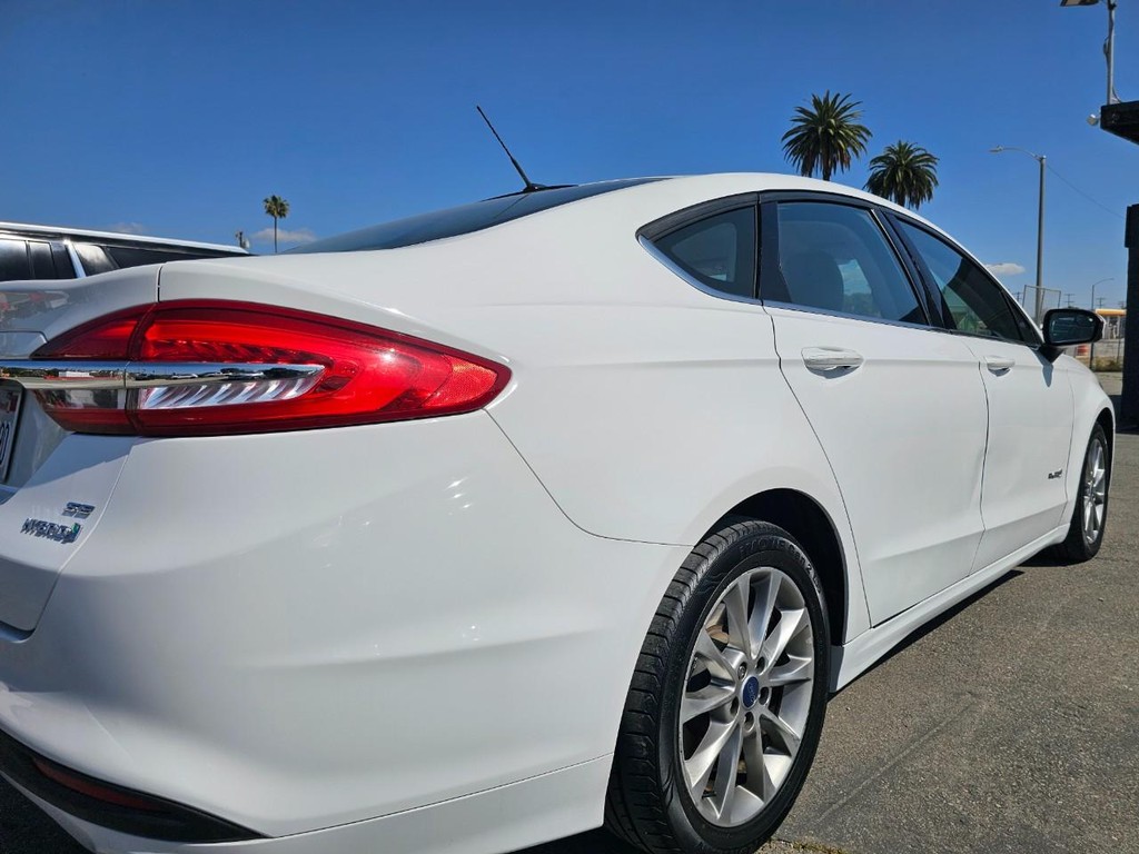 Ford Fusion Vehicle Full-screen Gallery Image 13