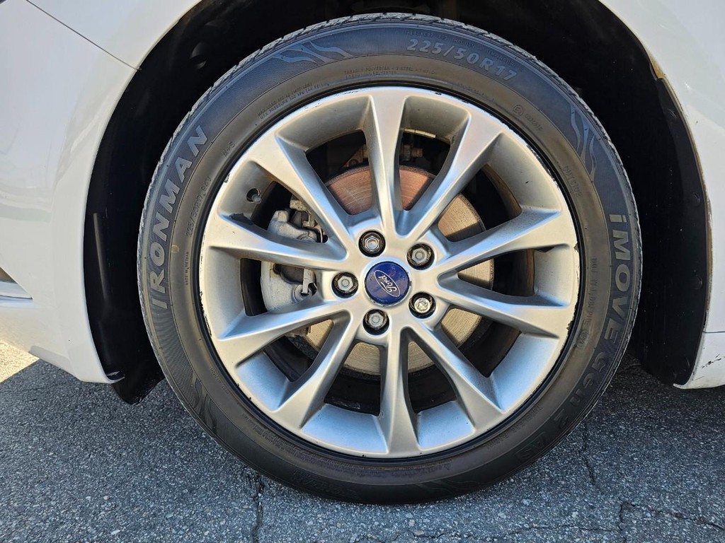 Ford Fusion Vehicle Full-screen Gallery Image 16