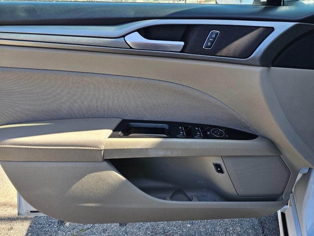Ford Fusion Vehicle Full-screen Gallery Image 17