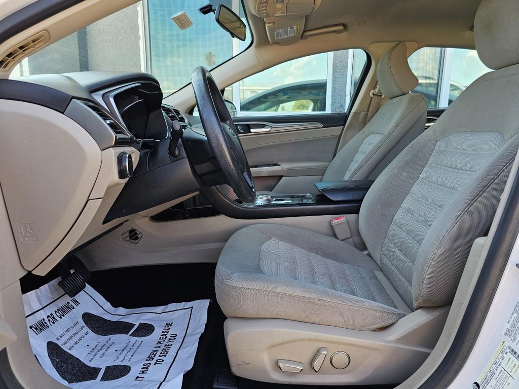 Ford Fusion Vehicle Full-screen Gallery Image 18